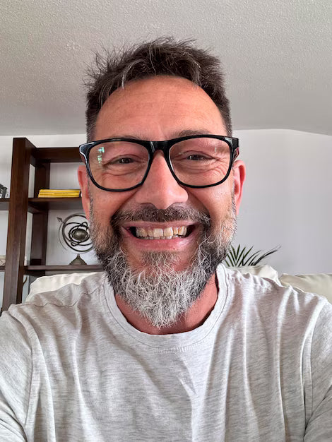 files/retrato-cabeza-hombre-feliz-anos-50-haciendo-llamada-video-sofa-casa-mirando-camara-sonriendo-hablando-webcam-asistiendo-conferencia-virtual-chat-linea-vista-pantalla_425263-10918.avif